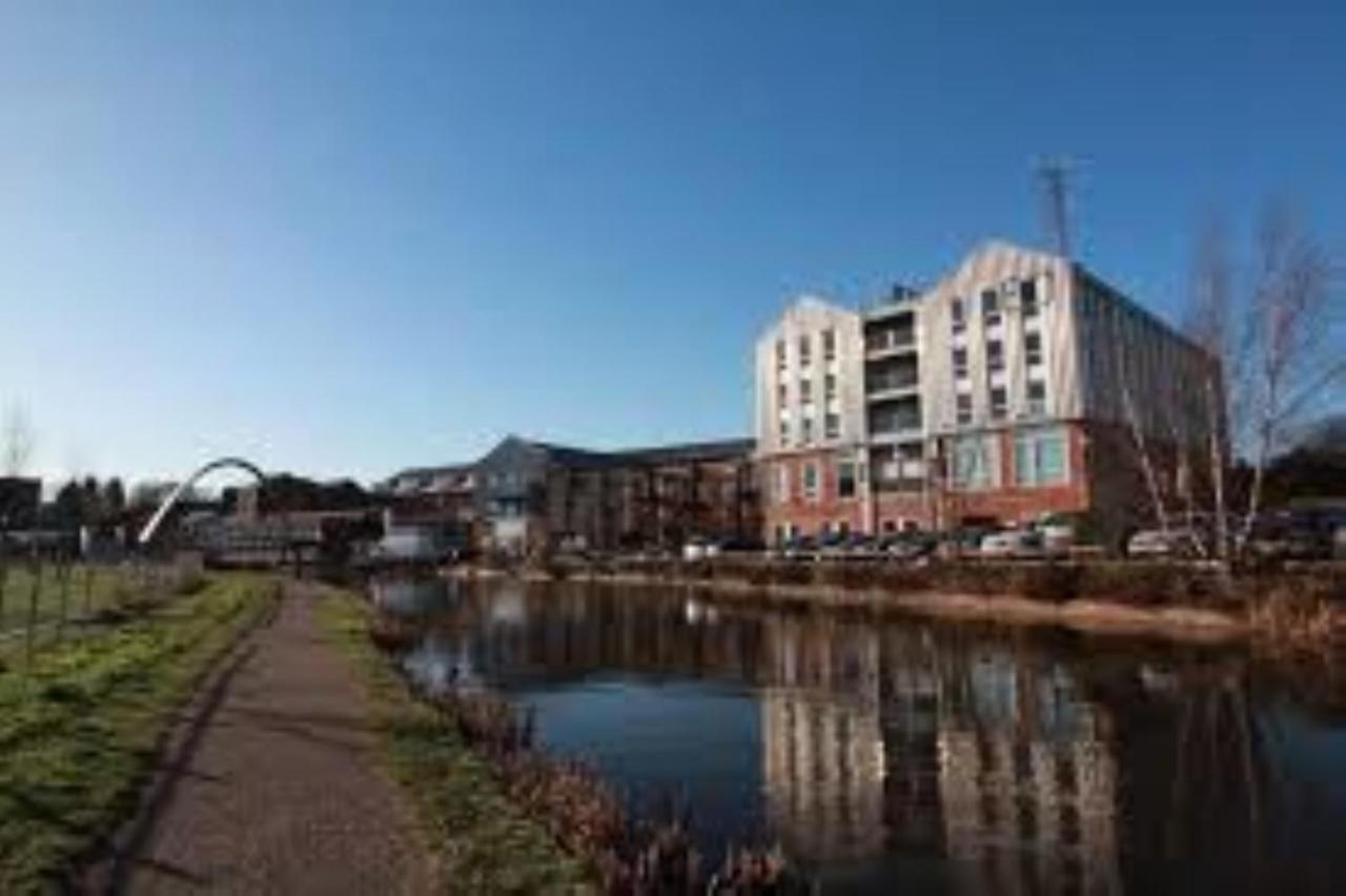 Ecohome On The Canal In A Historic Site Near City Coventry Buitenkant foto