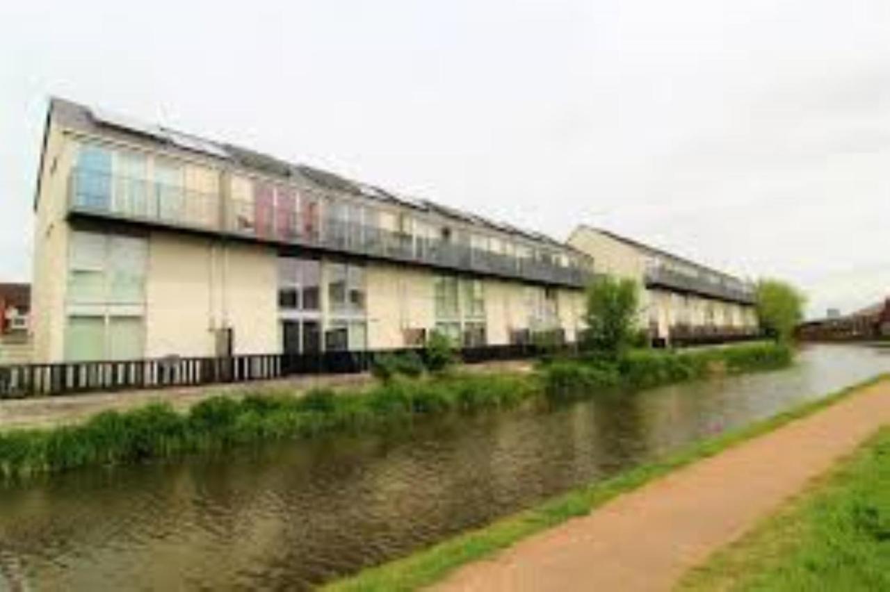 Ecohome On The Canal In A Historic Site Near City Coventry Buitenkant foto