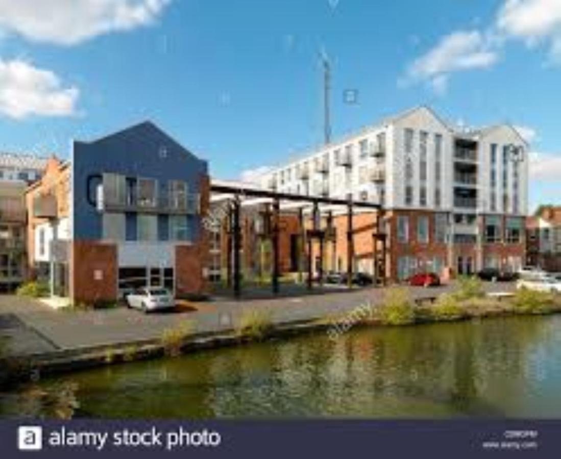 Ecohome On The Canal In A Historic Site Near City Coventry Buitenkant foto