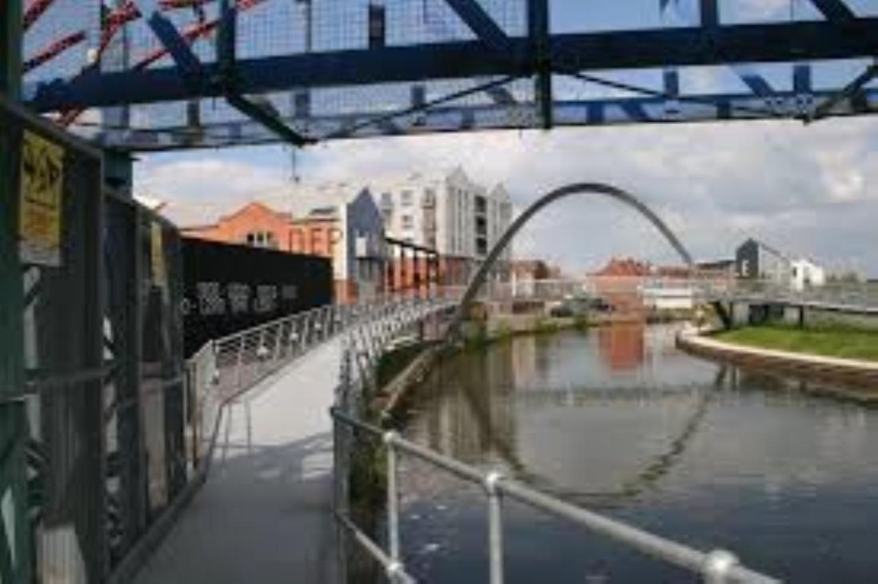 Ecohome On The Canal In A Historic Site Near City Coventry Buitenkant foto